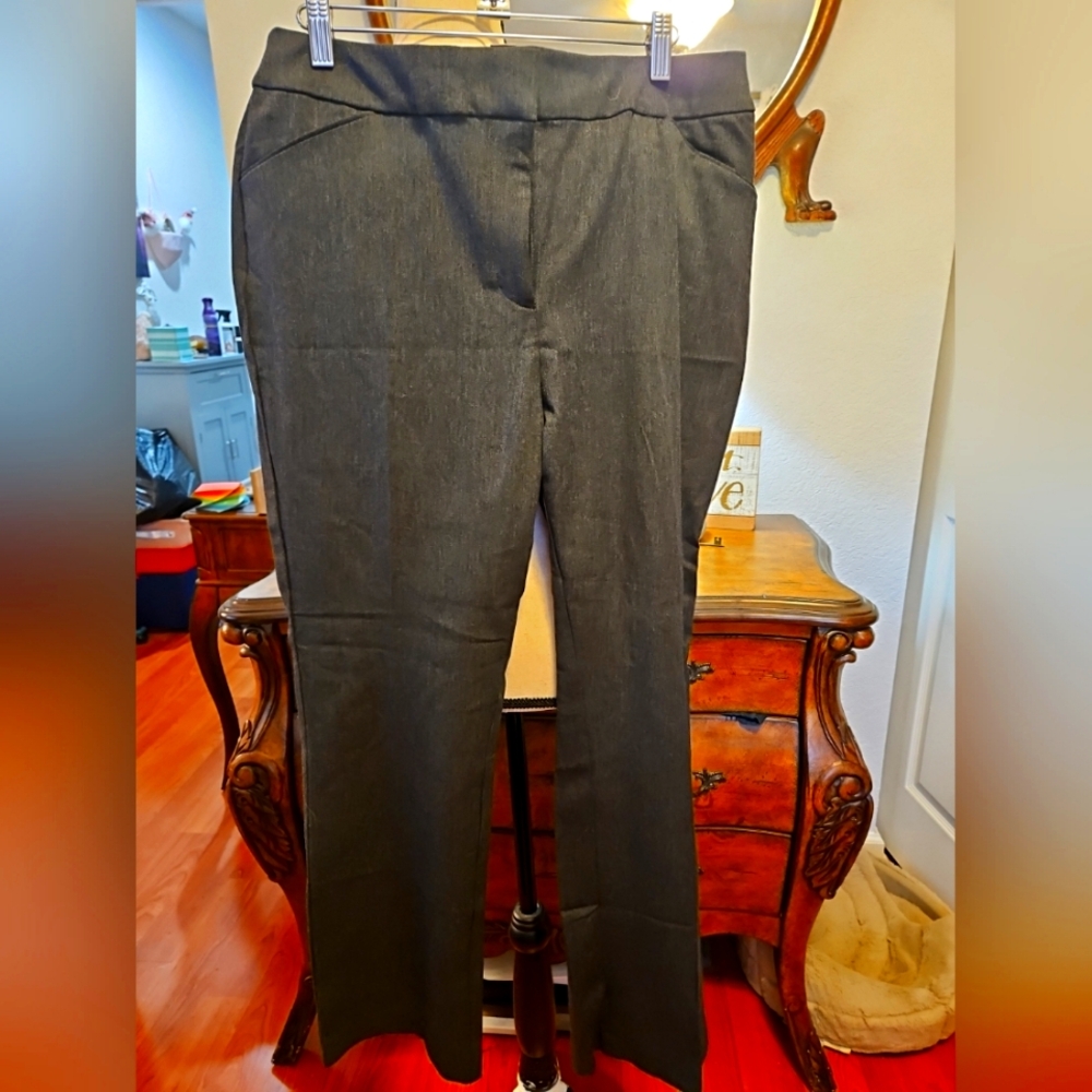 NWT Chico's 1.5 Short (8/10) Charcoal Trousers